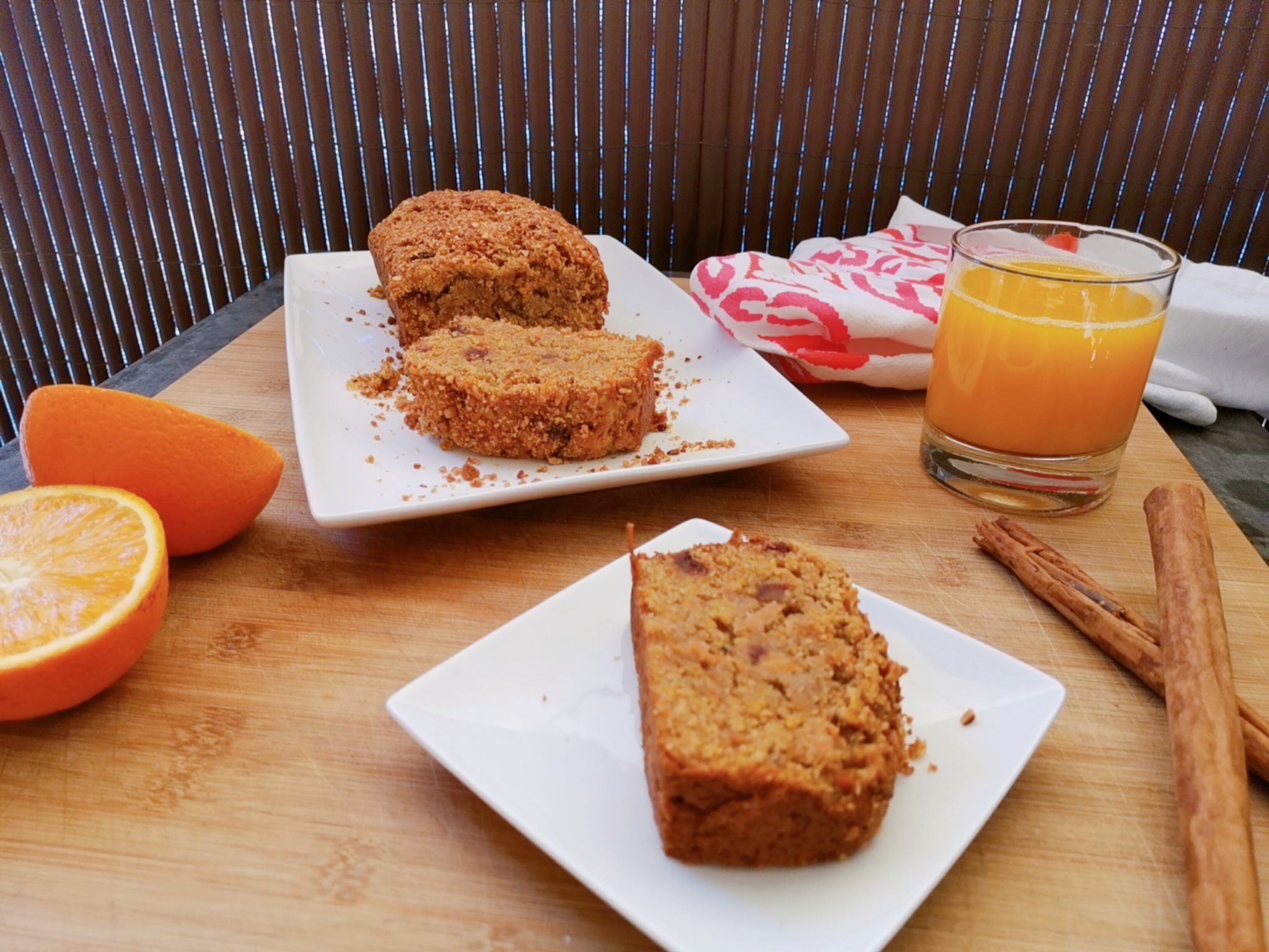 BIZCOCHO DE ZANAHORIA VEGANO CON REKESON DE ALMENDRAS