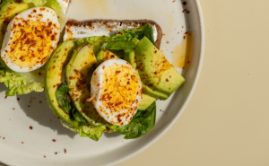 sandwich huevo vegano con aguacate